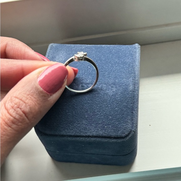 Silver Solitaire Diamond Ring Spence diamonds - Picture 5 of 9